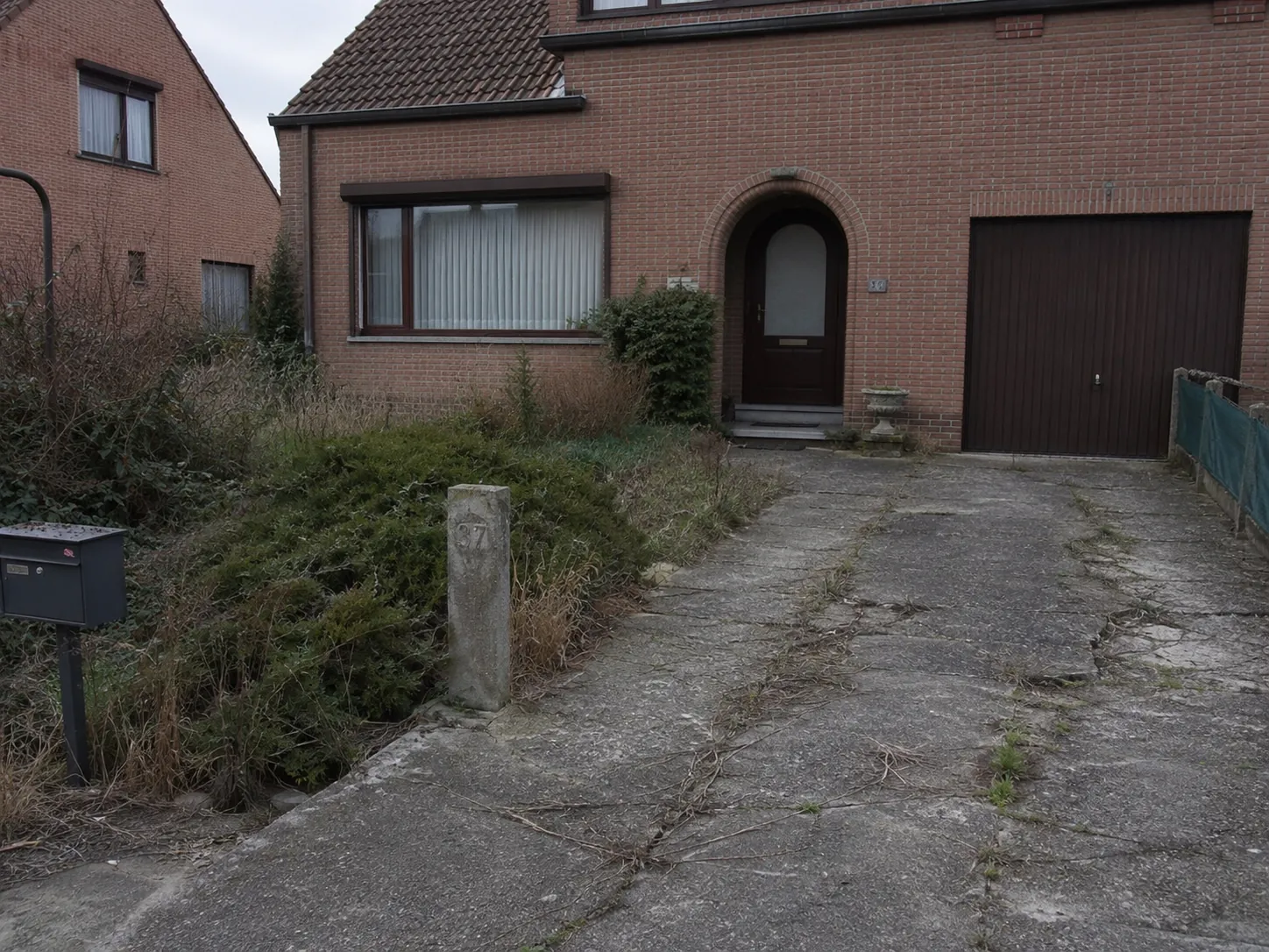 Voor: verwaarloosde voortuin