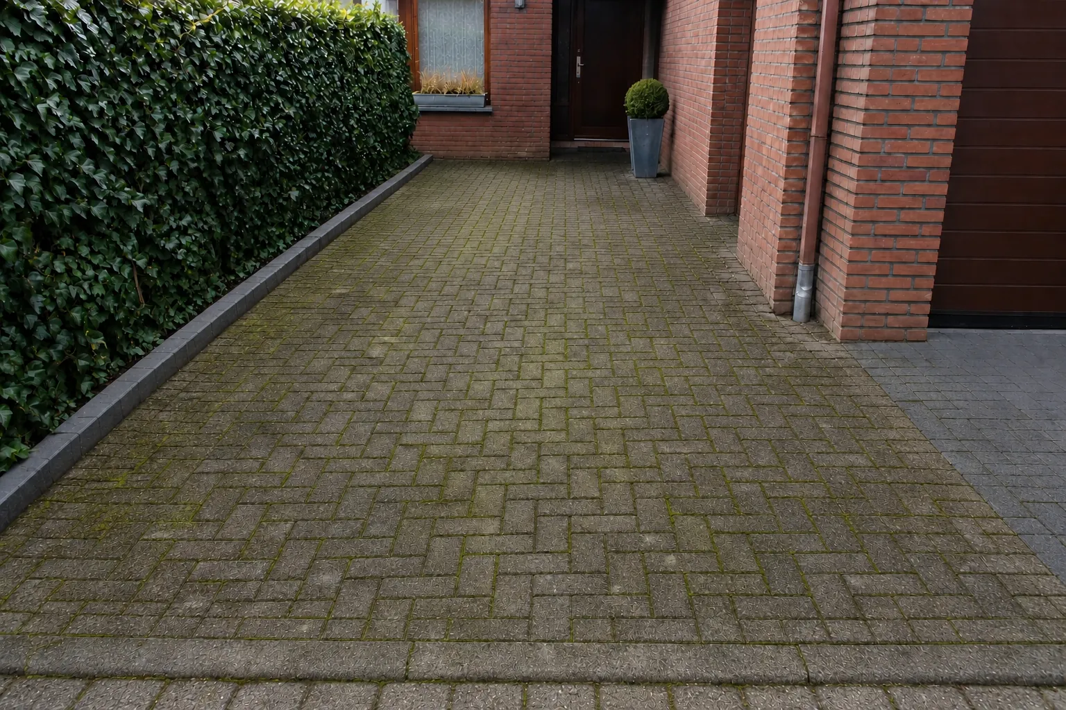 Voor ontmossen oprit